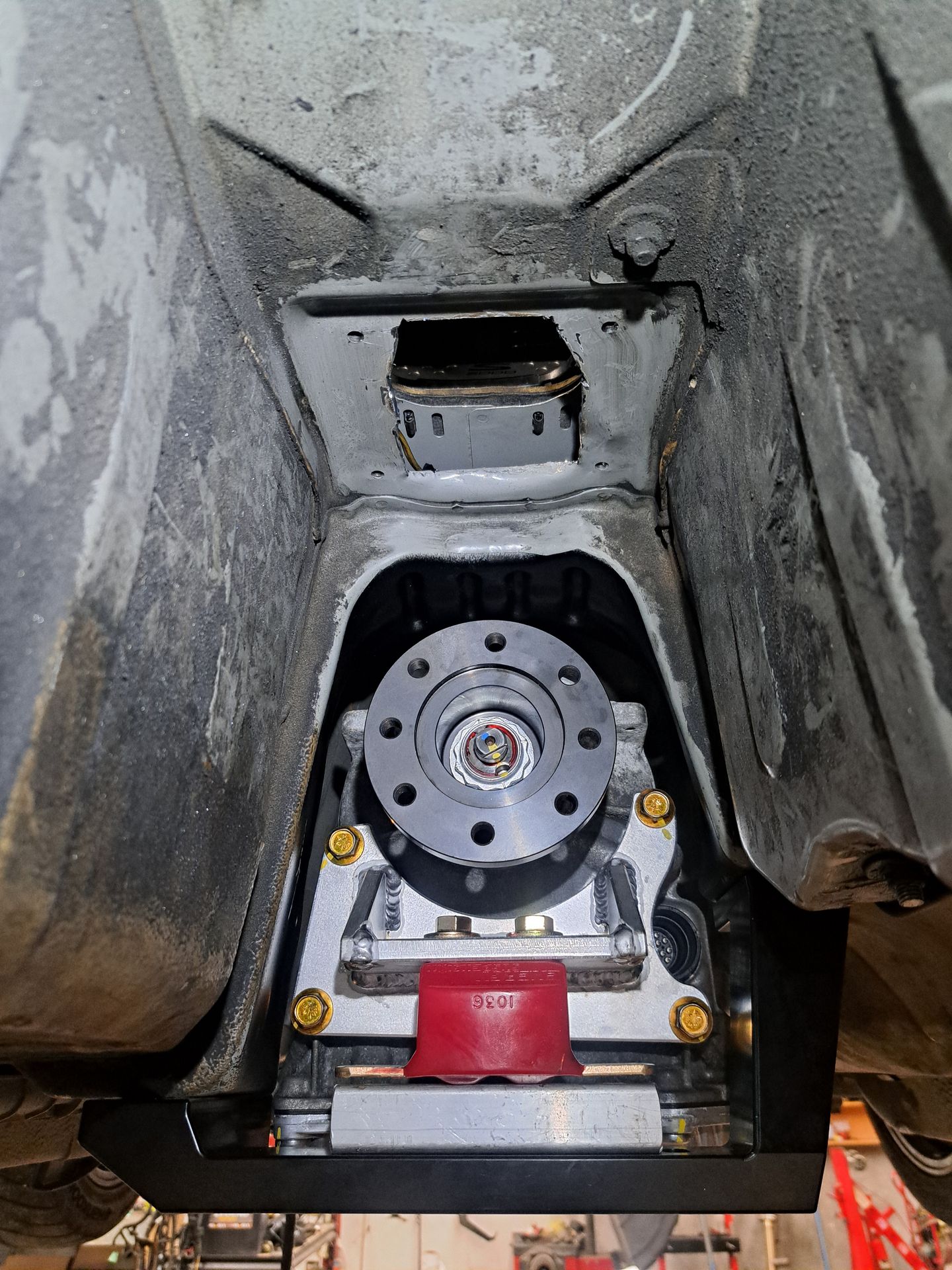 Rear support and output flange of the Dodge 8HP70 in the Honda S2000